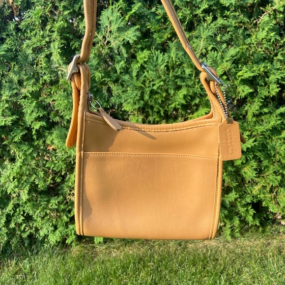 VINTAGE COACH BAG (RARE COLOR) - Picture 2 of 13